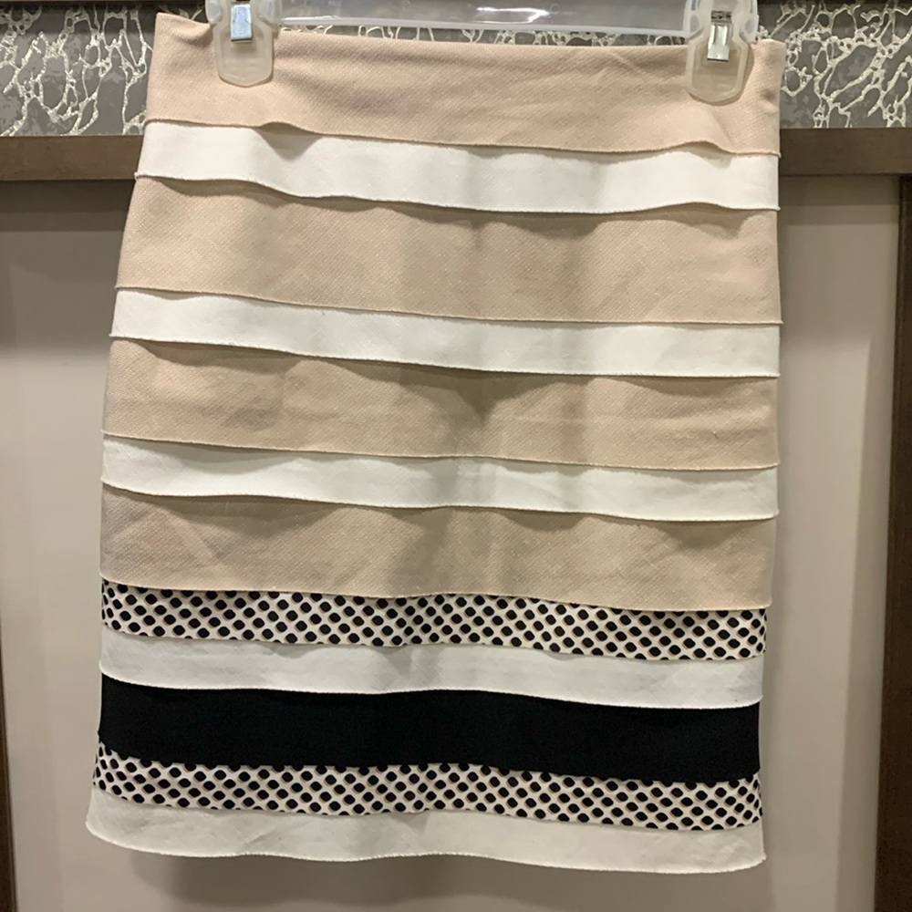 White House Black Market Mixed layered Pencil skirt. Size 00 Like NEW Tan & Dots